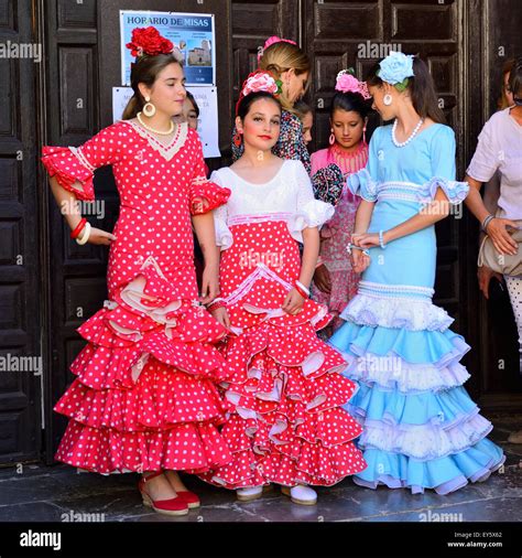 Las mujeres españolas en la feria española tradicional vestido antes del desfile del festival en ...