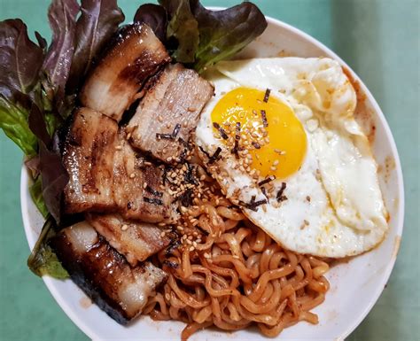 [Homemade] Korean Spicy noodles with Grilled Pork belly | Schweinebauch ...