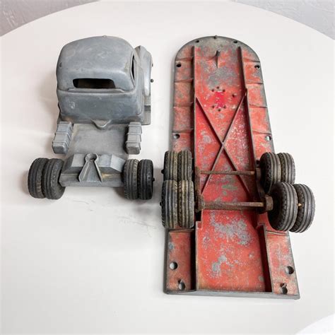 1950s Metal Toy Truck 14 Wheeler Stake Cargo Loading Open Flat Bed in Gray Matte For Sale at ...