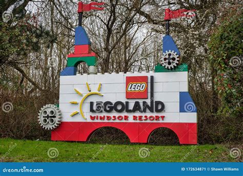 Legoland Windsor Sign editorial photo. Image of entertainment - 172634871