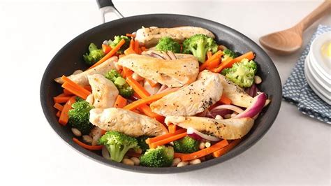 Salteado de pollo y vegetales de 185.2 Kcal - Receta fácil en la app Avena