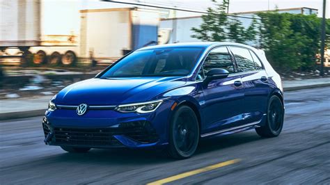 Volkswagen Golf R 2024 тестируется с новым обвесом