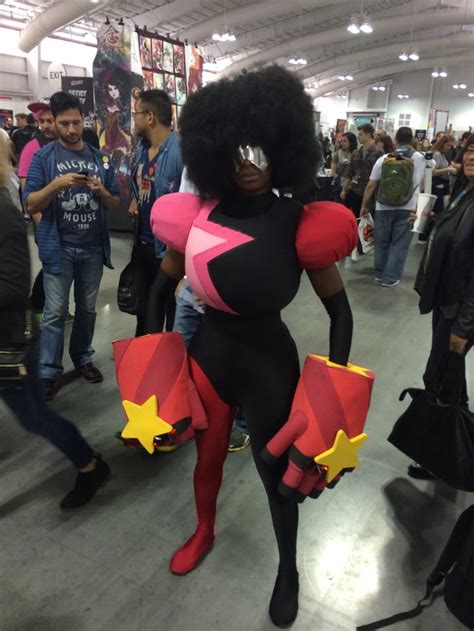 Superb Garnet cosplay; excellent gauntlets : stevenuniverse