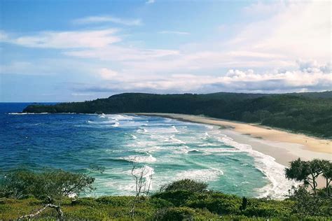 15 Best Sunshine Coast Beaches For Surfing and Swimming | Man of Many