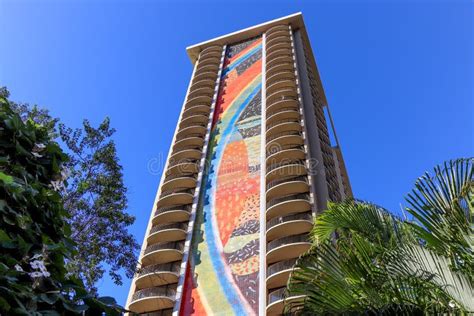 Looking Up at the Hilton Hawaiian Village Rainbow Tower. Editorial ...