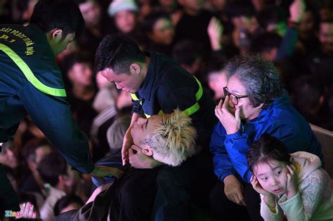 [Photos] Historic Crowds Hit Hanoi Downtown to Celebrate New Year - Saigoneer