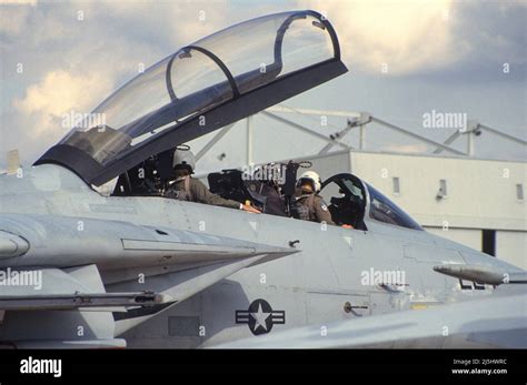 F 14 tomcat cockpit hi-res stock photography and images - Alamy