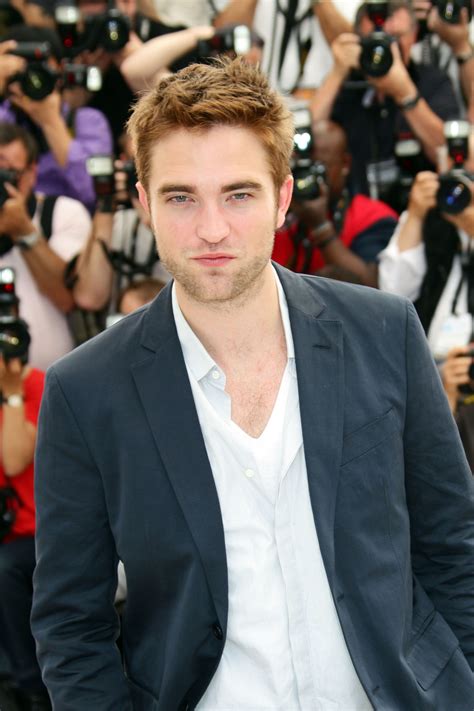 Robert Pattinson no photocall de Cosmopolis, em Cannes (05/2012) Robert Pattinson, Adam Levine ...