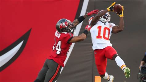 Tyreek Hill catches Bucs napping early in Chiefs’ 27-24 win