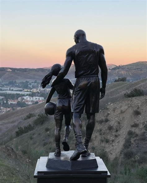 PHOTO Kobe Bryant Bronze Statue On Hill Kobe Bryant Died On As Sun Sets ...