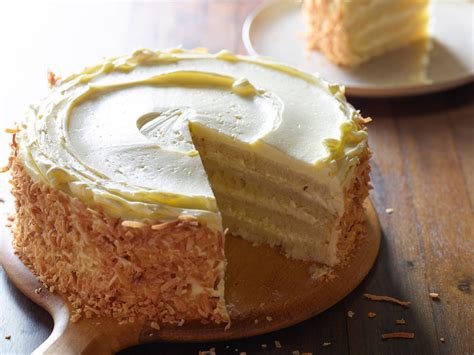 Gerösteter Kokosnusskuchen mit Kokosfüllung und Kokosnussbuttercreme ...