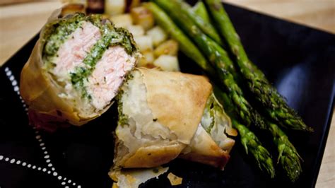 GREEK SALMON PARCELS | Seafood dinner, Pesto salmon, Spinach and feta