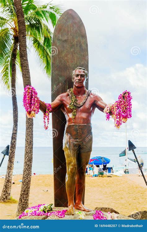 Duke Kahanamoku Statue At Waikiki Beach In Honolulu, Oahu, Hawaii ...