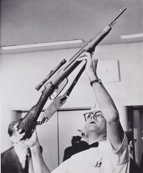 Unknown, Associated Press - President Kennedy assassination rifle and Lee Harvey Oswald - Catawiki