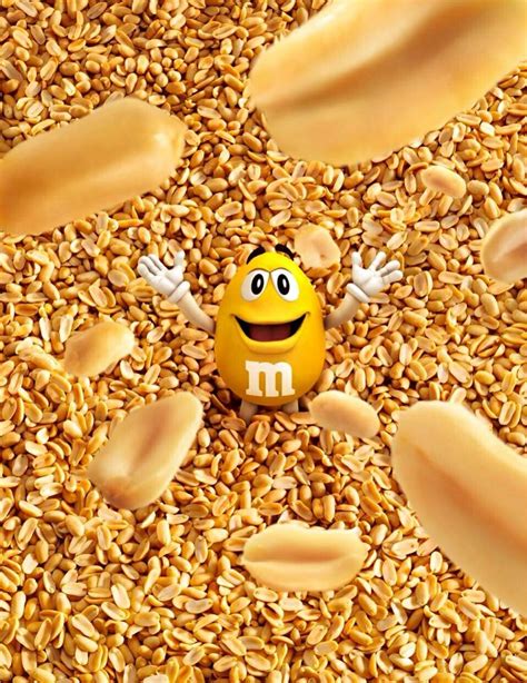 Yellow M&M standing in peanuts | Schokolade