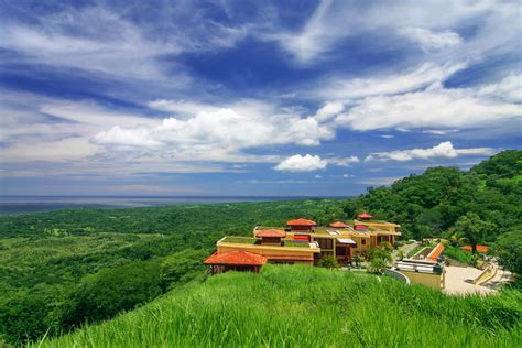 This Eco-Friendly Retreat in Costa Rica Overlooks the Pacific Ocean ...