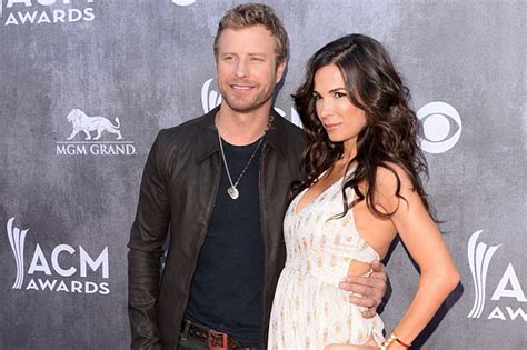 Dierks Bentley Cheers on Wife at Boston Marathon