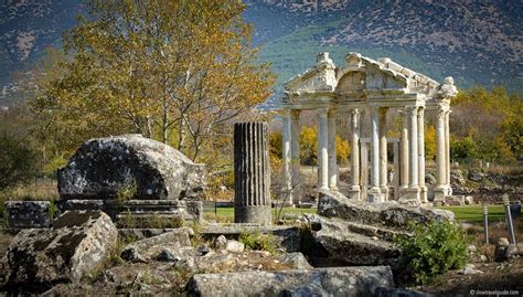 Archaeologists in Turkey Unearth 2,500-Year-Old Ancient Greek Temple of ...