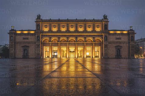 Germany, Hamburg, Illuminated facade of Hamburger Kunsthalle museum at ...