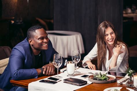 Dining Etiquette: Rules for Dining at a Restaurant | Reader's Digest