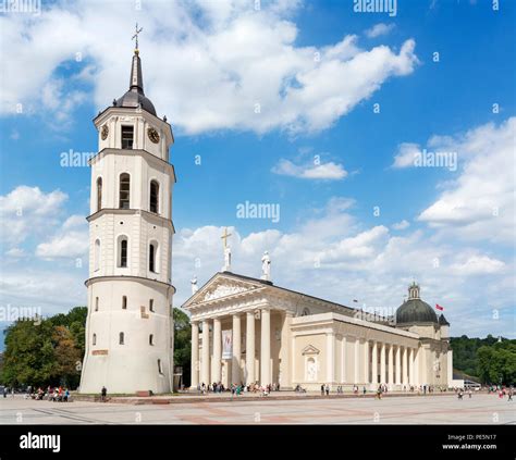 Vilnius Cathedral (Cathedral Basilica of St Stanislaus & St Ladislaus ...