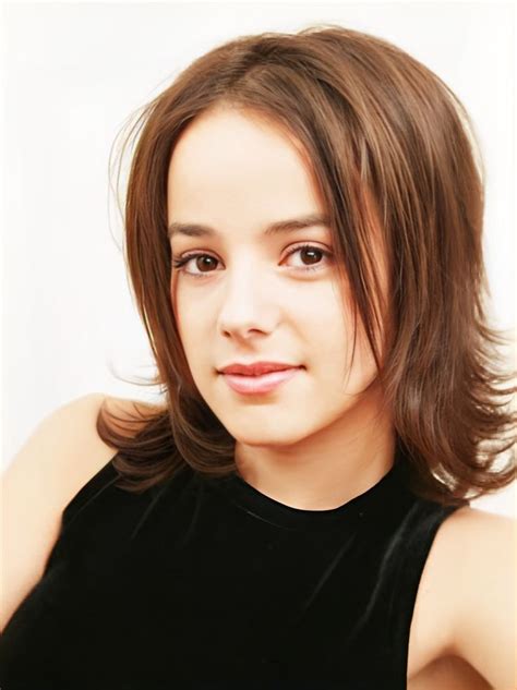 These photos were taken in Japan after Alizée's press conference on Thursday, May 22, 2003 ...
