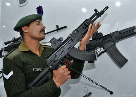 An Indian soldier holds an AK-203 with an EOTech sight at DefExpo 2020 [2560 × 1828] : r ...