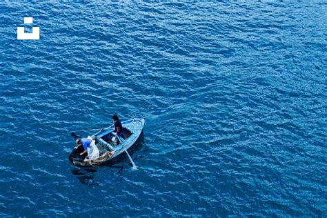 Foto Barco de paseo de tres personas – Imagen Sorrento gratis en Unsplash