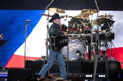 George Strait Sets New Attendance Record at Milwaukee Concert