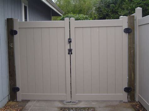 vinyl privacy driveway gates | Vinyl fence, Driveway gate, Fence gate