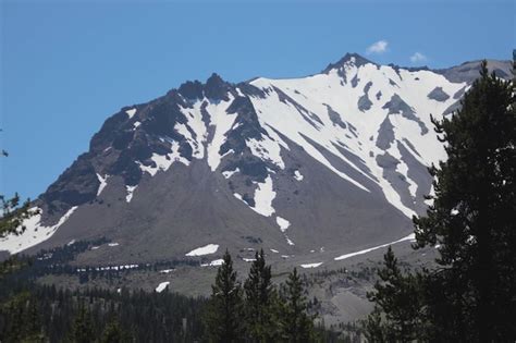 Free Photo | Beautiful view of lassen peak in winter snow at lassen ...