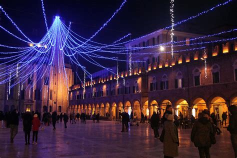 12 Best Places To See Christmas Lights - PILOT GUIDES