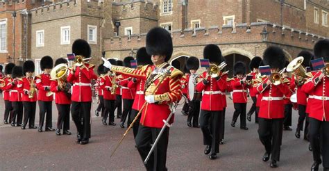 London: Changing of the Guard Walking Tour | GetYourGuide