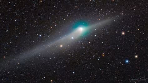 Green comet flaunts its tail in dazzling deep space photo - Thiratti