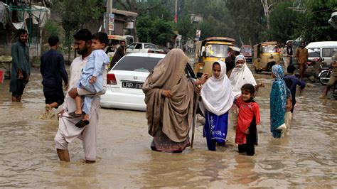 Pakistan floods: Tens of thousands flee homes as country's PM warns ...