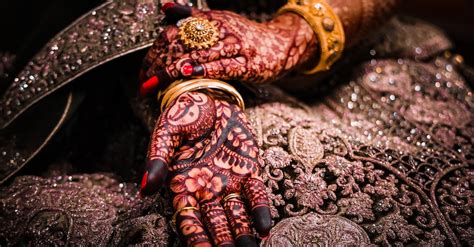 Close-up of Woman Hands in Traditional Mehndi Drawings · Free Stock Photo