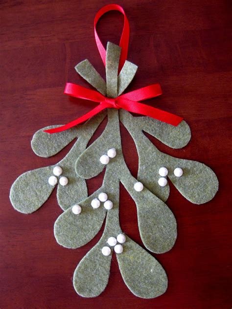 DIY felt Christmas ornaments | Chickabug