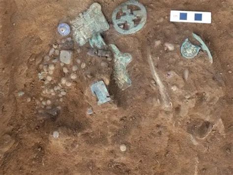 Archaeologists Excavating Anglo-Saxon Cemetery Reveal 3000 Ornate Grave ...