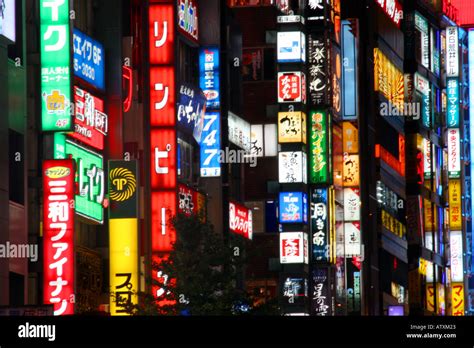 shinjuku neon lights, tokyo Stock Photo: 5356578 - Alamy