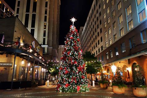 Photos: New Orleans Holiday Decor | New orleans christmas, Holiday, New orleans