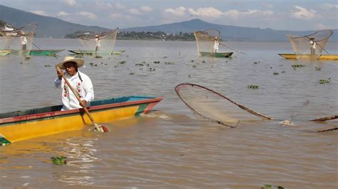 Purépecha fishermen with butterfly nets - Pescadores Mariposeros en Isla Janitzio - YouTube