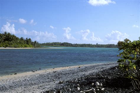 File:Nikumaroro Lagoon Entrance AKK.jpg - Wikimedia Commons