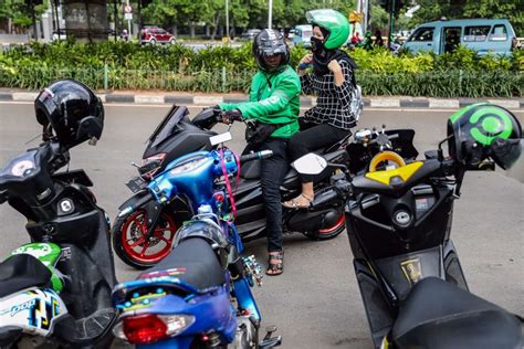 Foto : Selama Masa PSBB Transisi, Naik Ojek Online Wajib Bawa Helm Sendiri?