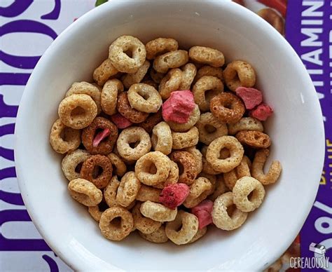 Review (x2): Chocolate Strawberry Cheeros & Multigrain Cheerios with Strawberries!