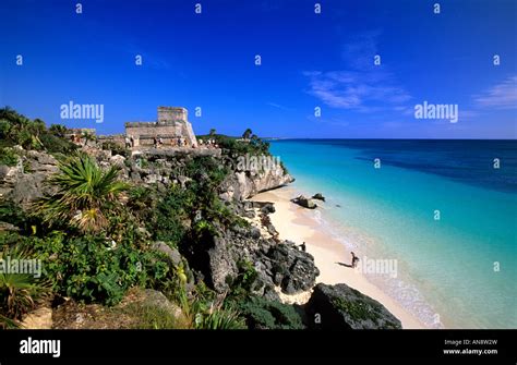 Tulum Mayan ruins on cliff overlooking ocean, Cancun, Mexico Stock ...