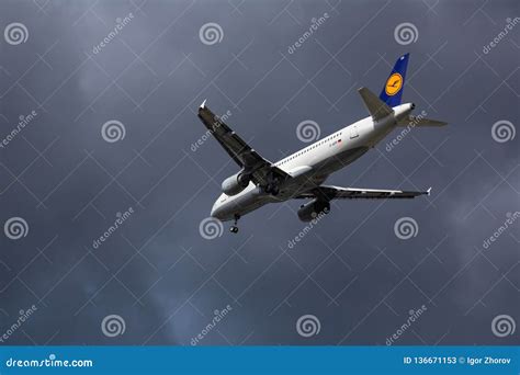 Airbus A320 Landing Approach Editorial Stock Photo - Image of landscape ...