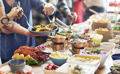 Mastering Buffet Etiquette: 14 Essential Tips to follow savoir vivre