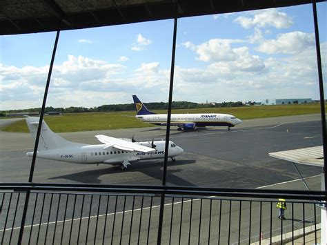 Rush hour at Poitiers Airport | It's rare to have two planes… | Flickr