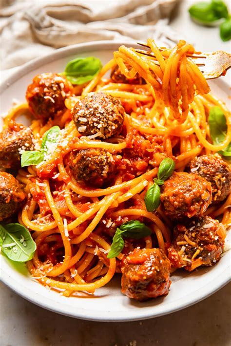 Bucatini all'Amatriciana and Meatballs - Vikalinka