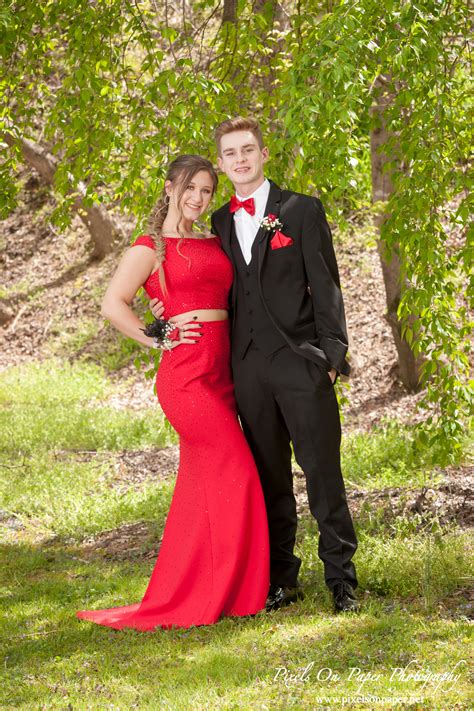 Outdoor Prom Pics of a Lady in Red | pixelsonpaperblog.com